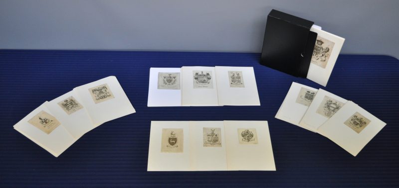 Een etui met ongeveer 120 gegraveerde Engelse wapenschilden/ex librissen uit de XVIIIde en XIXde eeuw.
