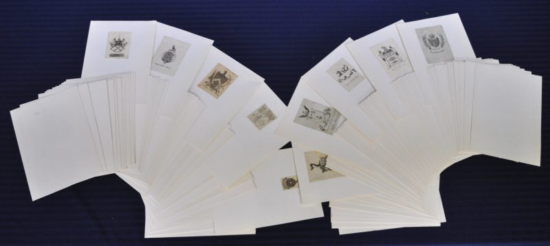 Twee etuis met meer dan 225 diverse gravures. Britse heraldische ex librissen uit de XVIIIde, XIXde eeuw en het begin van de XXste eeuw. Alfabetisch gerangschikt: A-CA).