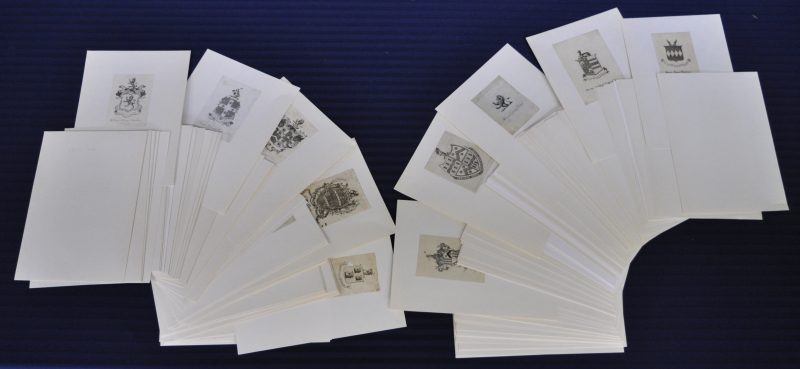 Twee etuis met meer dan 190 diverse gravures. Britse heraldische ex librissen uit de XVIIIde, XIXde eeuw en het begin van de XXste eeuw. Alfabetisch gerangschikt: CE-EY).