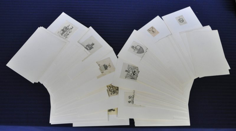 Twee etuis met ± 175 diverse gravures. Britse heraldische ex librissen uit de XVIIIde, XIXde eeuw en het begin van de XXste eeuw. Alfabetisch gerangschikt: K-M).