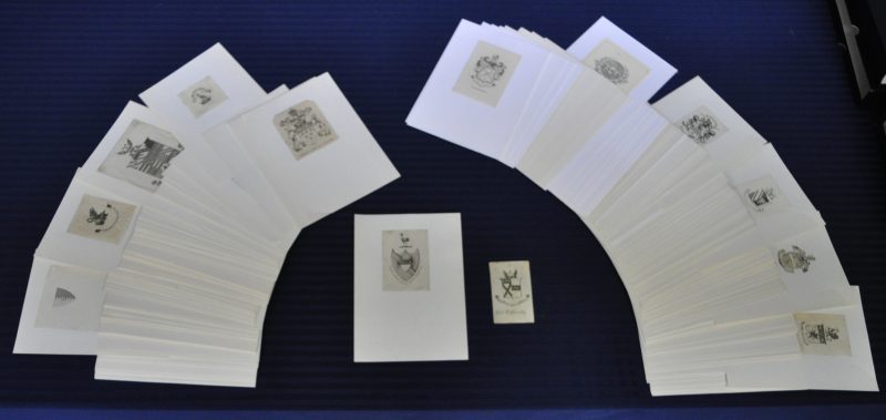 Twee etuis met ± 280 diverse gravures. Britse heraldische ex librissen uit de XVIIIde, XIXde eeuw en het begin van de XXste eeuw.