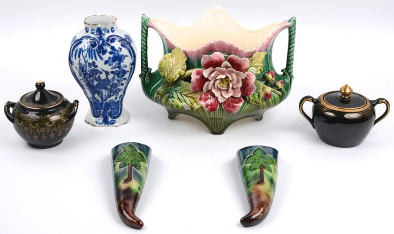 Een lot divers aardewerk bestaande uit een jardinière en twee wandvaasjes van Belgisch aardewerk, een kleine XVIIIde eeuws Delftse vaas en twee suikerpotten van zwart Hollands en Frans aardewerk.