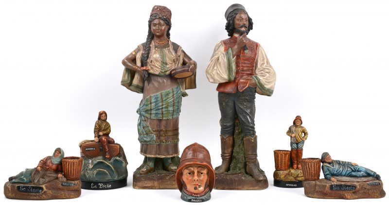 Een lot meerkleurig aardewerk bestaande uit een zigeunerkoppel, drie vissers en een vissersvrouw en een tabakspot in de vorm van een hoofd.