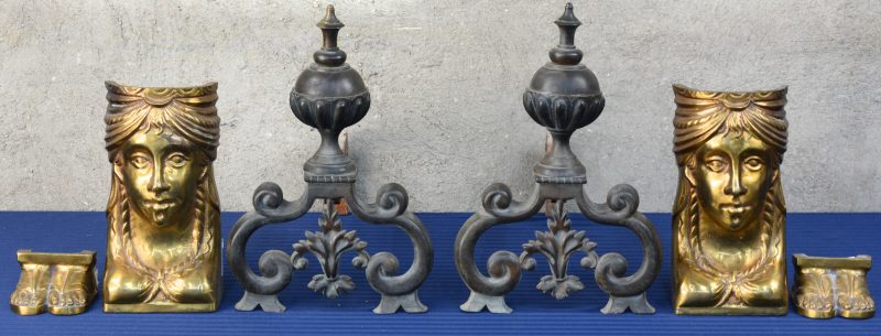 Een paar gietijzeren vuurbokken en twee paar classicistische meubelmonturen van verguld brons.