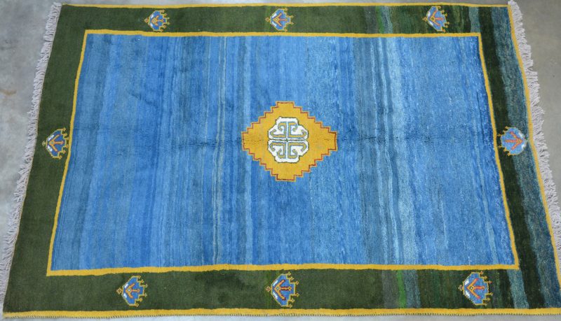 Een handgeknoopt Perzisch wollen tapijt.