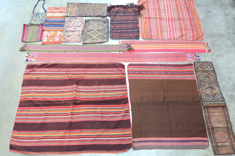 Een lot geweven textiel uit Guatemala, Peru en Bolivië met sjaals, een poncho, kussenslopen, doeken enz. 19 stuks.