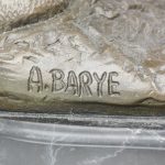 “Leeuw met slang”. Een groep van donkergepatineerd  brons op een zwartmarmeren sokkel naar een werk van Antoine Barye