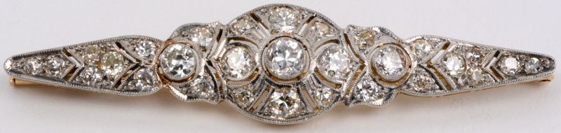 Een 18 karaats wit en geel gouden art deco broche bezet met diamanten met een gezamenlijk gewicht van ± 1,50 ct.