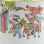 Een theepot van meerkleurig Chinees porselein met een decor van krijgers. Onderaan gemerkt.