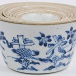 Een tiendelige reeks van in elkaar passende kommetjes van blauw en wit Chinees porselein.