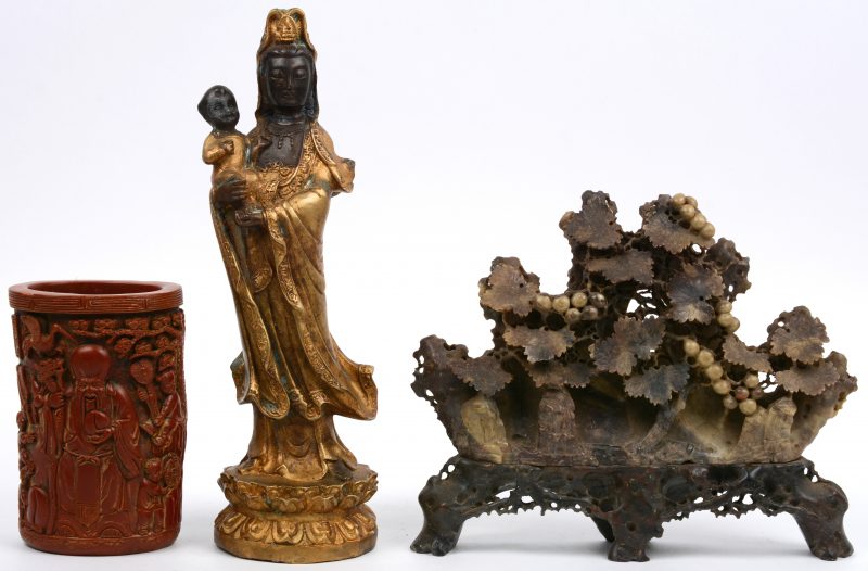 Een lot aziatica, bestaande uit een bronzen beeldje, een vruchtenstruik van speksteen en een roodgelakte penseelkoker.