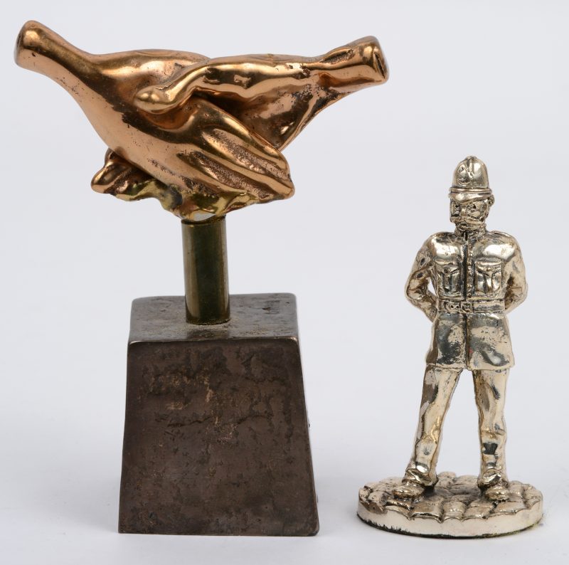 “Handen”. Een beeldje van verguld brons. gesigneerd. We voegen er een klein beeldje van een Britse politieagent aan toe.