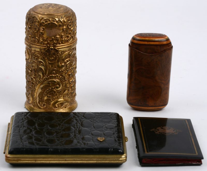 Een lotje varia, bestaande uit een geel koperen kokerdoosje, een houten doosje, een sigarettendoosje met krokodillenleer en een gelakt houdertje.