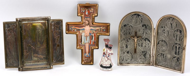 Een lot religieuze voorwerpen, bestaande uit twee verzilverde schrijntjes, waarbij één met de kruisweg en de andere voor Onze Lieve Vrouw van Lourdes, een meerkleurig porseleinen kruisbeeld en een miniatuur Madonna van Halle van Brussels porselein.