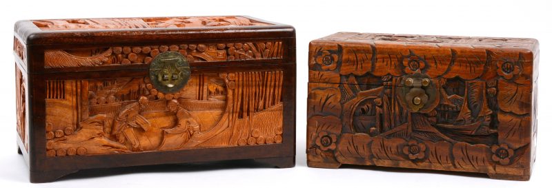 Twee Chinese doosjes van gesculpteerd hout met personages in de decors.