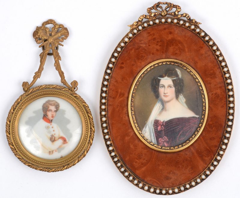 Een miniatuur damesportret in koperen kadertje in Lodewijk XVI-stijl. Gesigneerd. We voegen er een gedrukt miniatuur op porselein aan toe.
