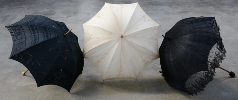 Een lot van drie verschillende oude kanten parasolletjes.