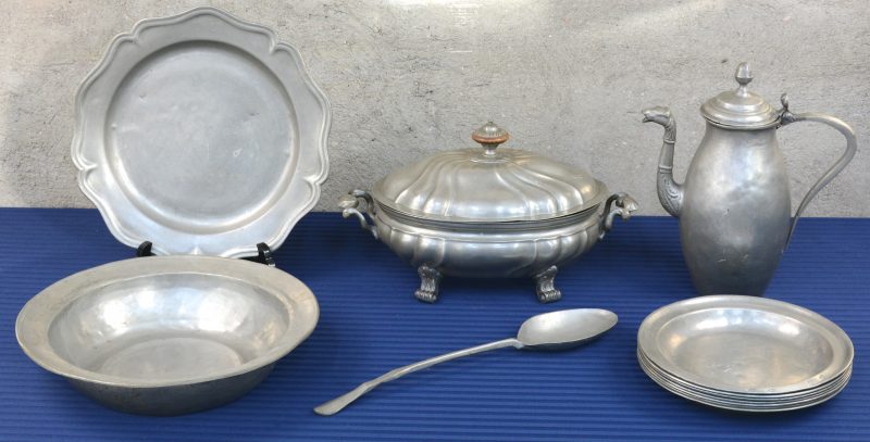 Een lot tin, bestaande uit een terrine, een koffiepot, een schotel, een kom; enkele diepe borden en een serveerlepel. Grotendeels XIXe eeuws.