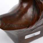 Een meisjesbuste van donkergepatineerd brons. Gesigneerd ‘Jef Lambeaux’.