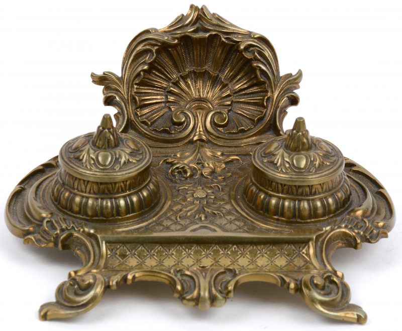 een bronzen inktstel in barokke stijl. Glazen recipiënten intact.