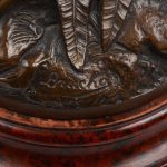 “L’orage”. Een groep van donkergepatineerd brons op houten voetstuk naar een werk van Bruchon. Gesigneerd.