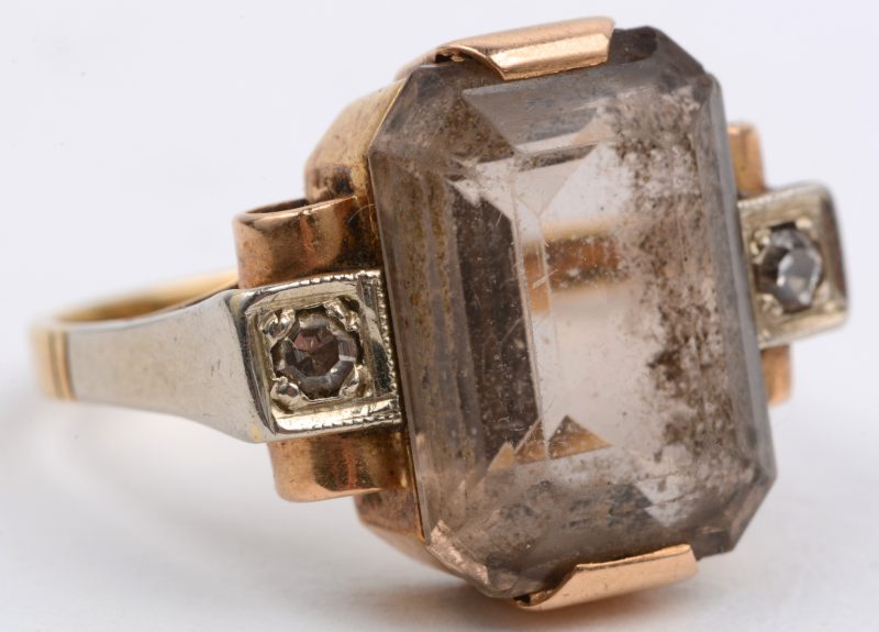 Een 18 karaats geel gouden ring bezet met twee diamantjes oude slijp en een rookkwarts.