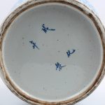 Een driedelig klokstel van Chinees blauw en wit porselein. XIXe eeuw.