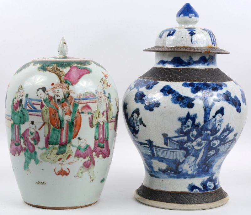 Een Chinese aardewerken vaas en een polychrome gemberpot, beide met gelijmd deksel en onderaan gemerkt.