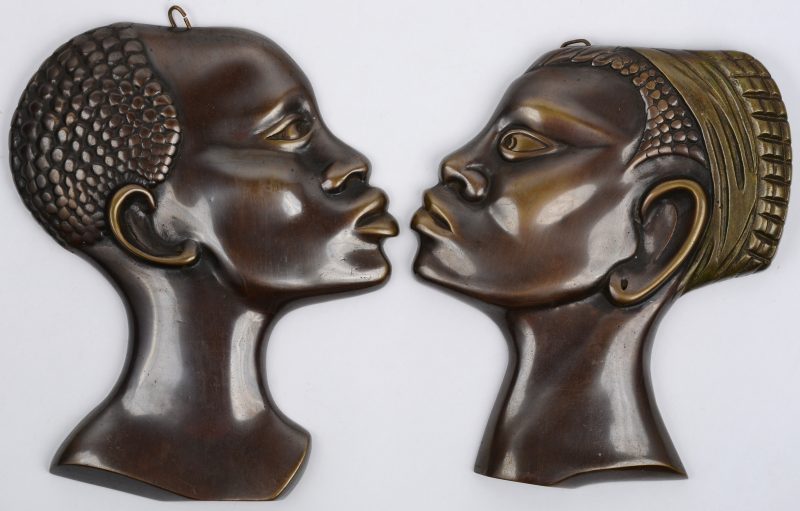 Een paar bronzen Afrikaanse hoofden.