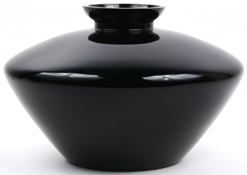 Een zwart-glazen vaas in Art Deco stijl.