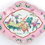 Een schaaltje op voet van Chinees porselein met een famille rosedecor van personages.