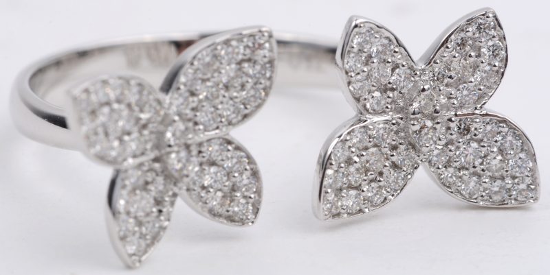 Een 18 karaats wit gouden ring in de vorm van twee vlindertjes bezet met diamanten met een gezamenlijk gewicht van ± 0,55 ct.