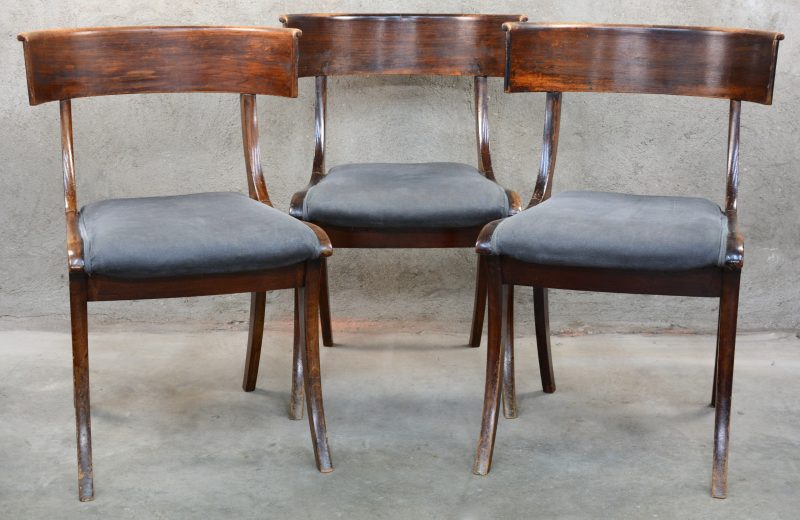 Drie mahoniehouten Regency stoelen met gebogen rug.