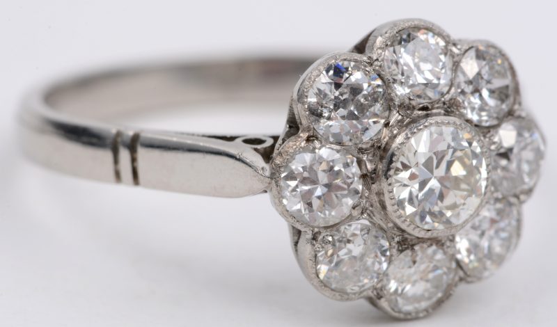 Een 18 karaats wit gouden bloemvormige ring bezet met briljanten met een gezamenlijk gewicht van ± 1 ct.
