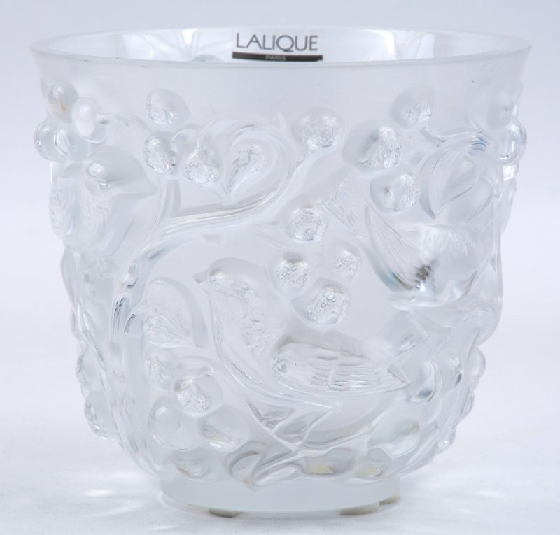 Een vaas van deels gesatineerd kristal met een decor van vogels. Gemerkt.