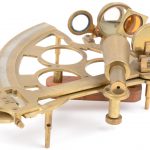 Een sextant in houten kist.