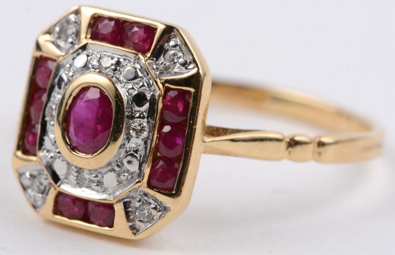 Een 18 karaats geel gouden ring bezet met diamantjes en gekalibreerde robijnen met een gezamenlijk gewicht van ± 0,60 ct.