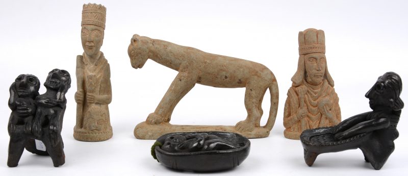 Een lot Ethioische voorwerpen, waarvan drie van gebeeldhouwd steen en drie van zwartgelakt aardewerk.
