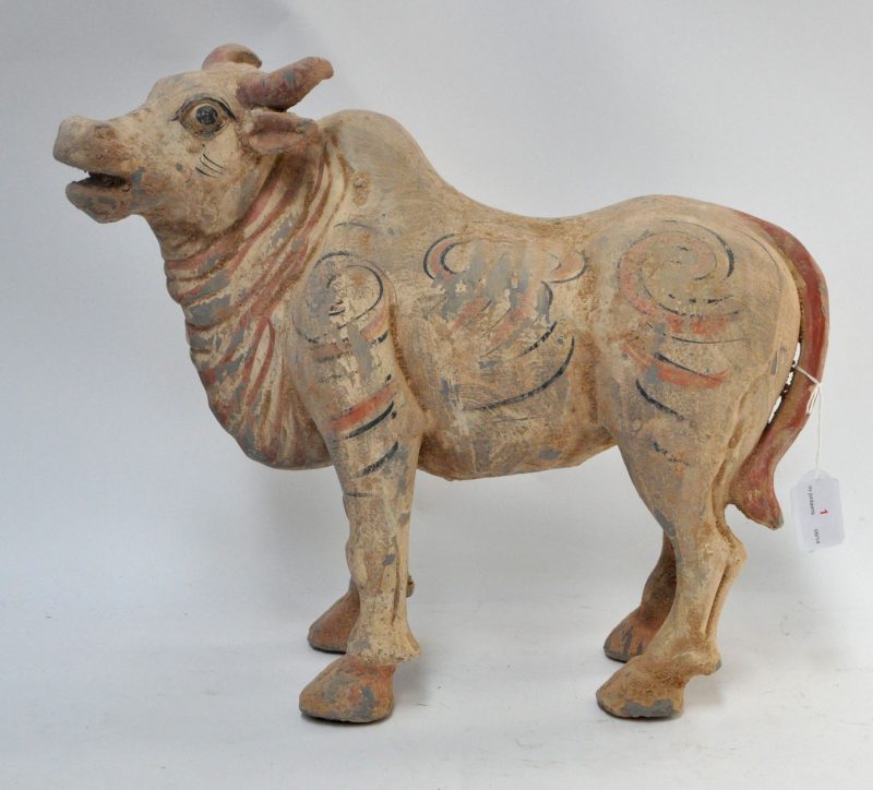 Een rund van gepolychromeerd aardewerk. Naar de Tang-dynastie.