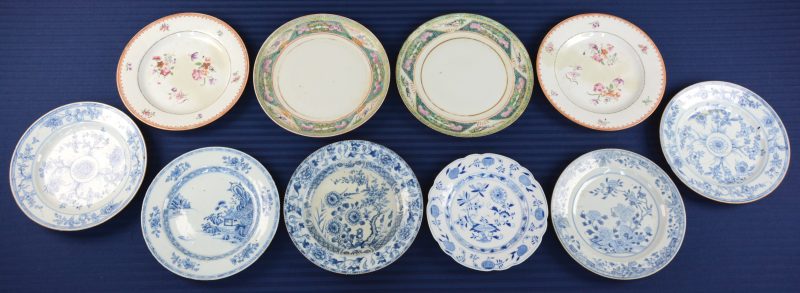 Een lot van tien Chinese borden met verschillende decors. Grotendeels XIXe eeuw.
