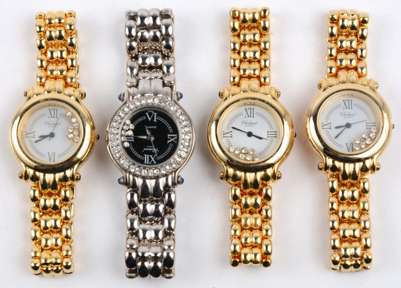 Drie goudkleurige en één zilverkleurige roestvrij stalen fantasie horloges.