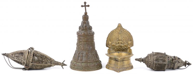 Een bronzen bel en een Hindoeïstisch offerschaaltje en twee koperen wierrookbranders.