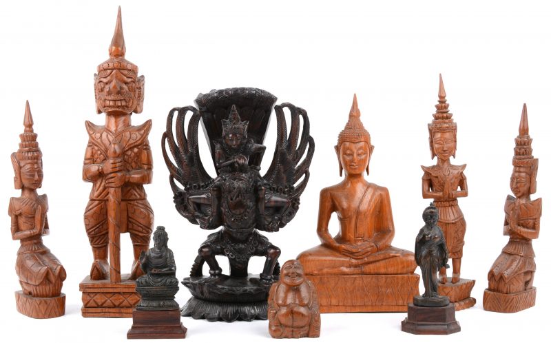 Een lot van negen Hindoeîstische godsbeeldjes van gesculpteerd hout, waaronder een Garuda en enkele voorstellingen van Boeddha.