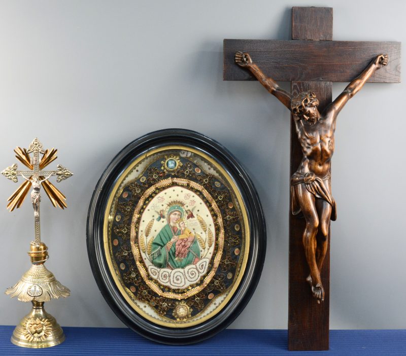 Een lot religieuze voorwerpen, bestaande uit een houten kruisbeeld met Corpus Christi, een deels verzilverd koperen kruisbeeld en een reliekschrijn ter ere van de Heilige Maria.