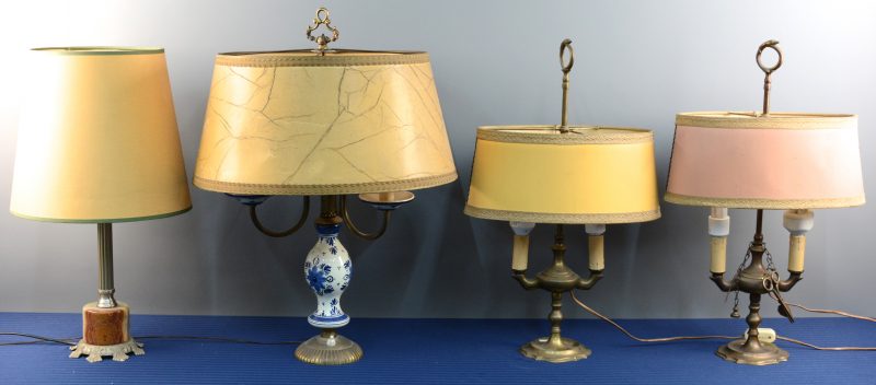 Een lot van vier lampvoeten, waarvan twee koperen, één met Delfts aardewerk en één met onyx.