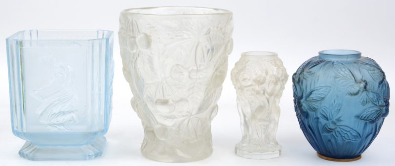 Een lot van vier verschillende vazen van gesatineerd glas met reliëfdecors.