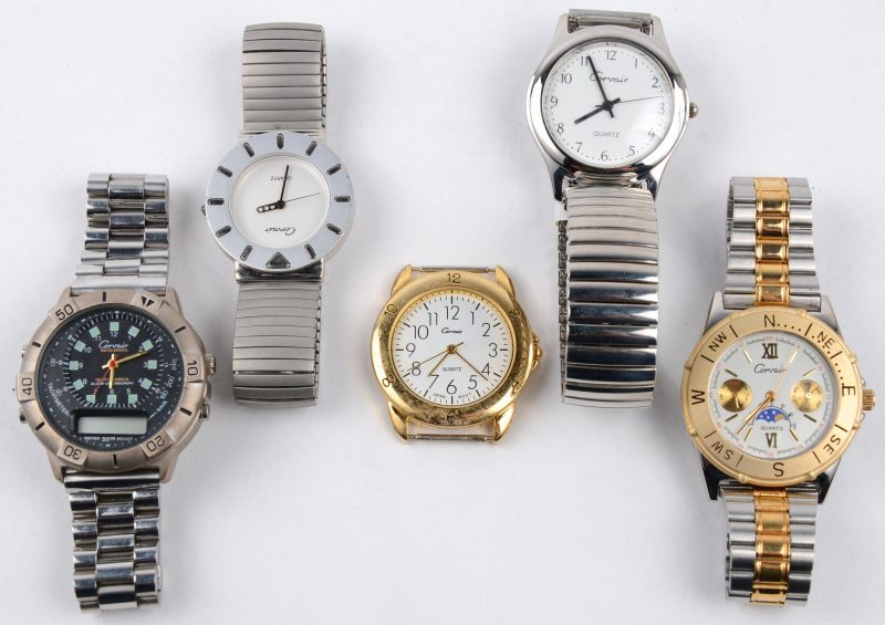 Vijf verschillende roestvrijstalen horloges.