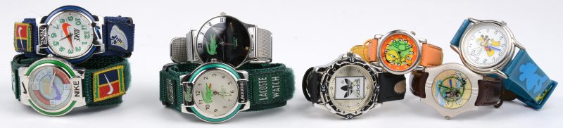 Acht verschillende roestvrijstalen horloges met lederen of stoffen armband.