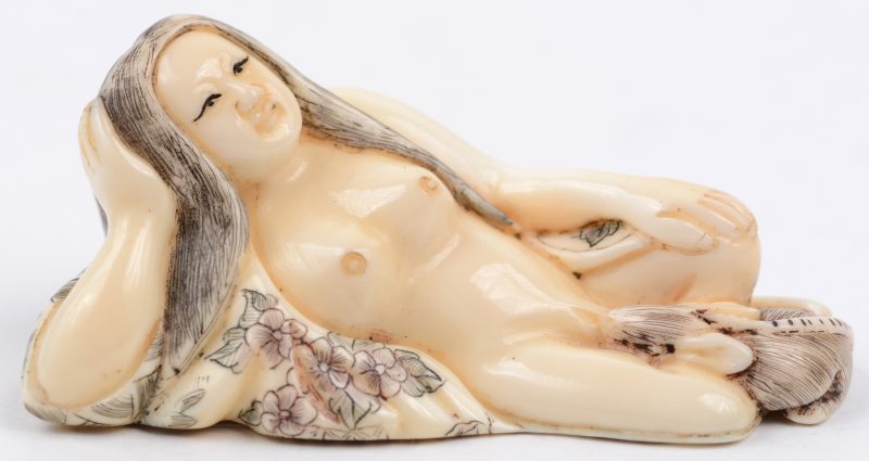 “Vrouwelijk naakt met rat” Een erotische netsuke van gesculpteerd ivoor. Onderaan gesigneerd.