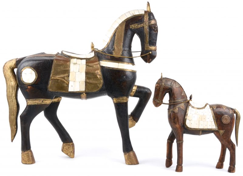 Twee houten paarden met koperen beslag en details van benen plaquetten.